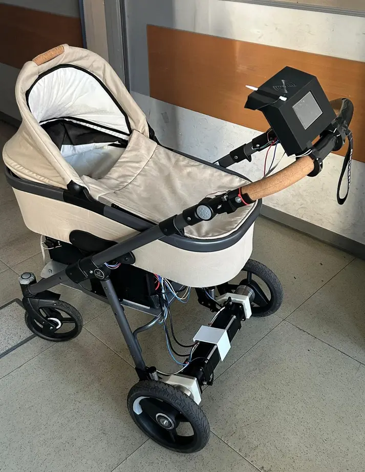 The intelligent BuddyBuggy stroller with integrated Nanotec drive solution and control unit – developed by HTL Rennweg.